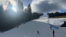 V Kruných horách se o prvním adventním víkendu lyovalo v skiareálu v...