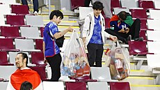Japon�tí fanou�ci uklízejí tribuny po vyhraném zápase nad N�meckem na...