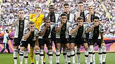 Němečtí fotbalisté a jejich gesto před utkáním s Japonskem.