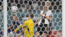 Japonský ofenzivní univerzál Takuma Asano prost�elil n�meckého branká�e Manuela...