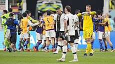 Zklamaní němečtí fotbalisté po prohře s Japonskem.