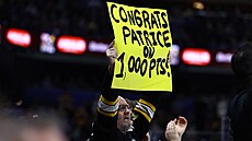 Fanouek Bostonu slaví tisící bod Patrice Bergerona v utkání hokejové NHL s...