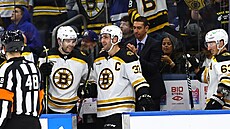 Kapitán Bostonu Patrice Bergeron získal bhem hokejového utkání s Tampou tisící...