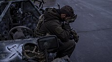 Ukrajinský voják odpočívá po návratu z frontové linie poblíž Chersonu. (23....