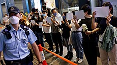 Lidé v Hongkongu protestují proti přísným covidovým opatřením. (27. listopadu...