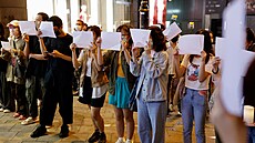 Lidé v Hongkongu protestují proti písným covidovým opatením. (27. listopadu...