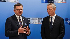 Generální tajemník NATO Jens Stoltenberg a ukrajinský ministr zahranií...