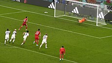 Gareth Bale z Walesu srovnává z penalty v utkání proti USA.