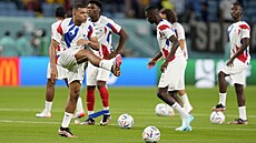 Kylian Mbappé z Francie se rozcvi�uje p�ed utkáním mistrovství sv�ta proti...