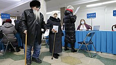 Starí volii drí hlasovací lístky ve volební místnosti v kazaské Astan....