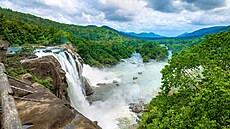 Vodopády Athirappillly ve vnitrozemí indického státu Kérala