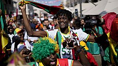 Senegal�tí fanou�ci v ulicích Dauhá