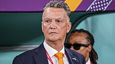 Nizozemský trenér Louis van Gaal se svým asistentem Edgarem Davidsem (v pozadí)