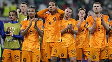 Nizozemtí fotbalisté oslavují vítzství nad Senegalem.