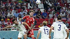 Vel�ský stoper Joe Rodon hlavi�kuje mezi fotbalisty Spojených stát�.