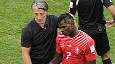 Švýcarský trenér Murat Yakin střídá útočníka Breela Embola.