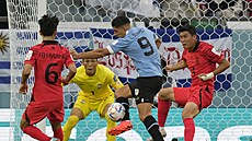 Uruguayský útočník Luis Suárez se tlačí do šance v utkání proti Koreji.