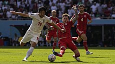 Vel�ský obránce Joe Rodon (vpravo) se sna�í zastavit pronikajícího Sardára...