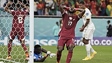 Katarský obránce Ismáil Muhammad se drí za hlavu poté, co jeho anci vychytal...
