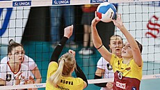 Liberecká volejbalistka Hyke Lyklemová nahrává v utkání proti Dnipru.