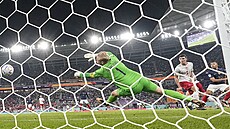 Dánský branká Kasper Schmeichel inkasuje gól od Kyliana Mbappého (zcela...