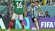 Argentinský útoník Lionel Messi vede mí v utkání proti Mexiku.