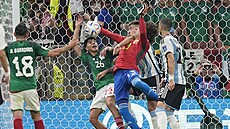Mexický branká� Guillermo Ochoa zasahuje v utkání proti Argentin�.