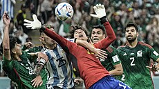 Mexický branká� Guillermo Ochoa zasahuje v utkání proti Argentin�.