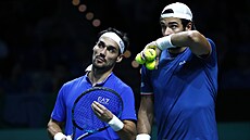 Italský tenisový pár Fabio Fognini (vlevo) a Matteo Berrettini bhem semifinále...