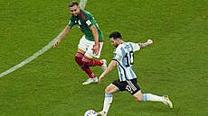 Argentinský útoník Lionel Messi stílí gól proti Mexiku.