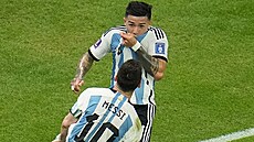 Argentinský záloník Enzo Fernández se spolu s Lionelem Messim raduje ze svého...
