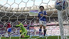 Japonský brankář Šuiči Gonda právě inkasoval gól od Keyshera Fullera z... | na serveru Lidovky.cz | aktuální zprávy