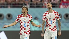 Chorvattí fotbalisté Luka Modri (vlevo) a Marcelo Brozovi poté, co...