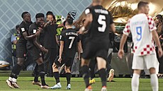 Kanadtí fotbalisté se radují z gólu proti Chorvatsku, který vstelil Alphonso...