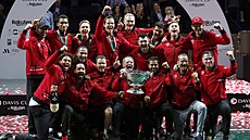 Kanadští tenisté slaví vítězství v Davisově poháru.
