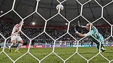 Kanadský branká� Milan Borjan (vpravo) inkasuje gól do odkryté brány od Lovra...