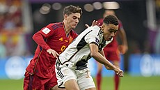 N�mecký zálo�ník Jamal Musiala si kryje mí� p�ed Gavim ze �pan�lska.