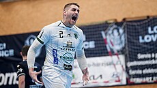 Prešovský házenkář Oliver Rábek se raduje z gólu proti Lovosicím.