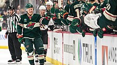 Útoník Kirill Kaprizov z Minnesoty oslavuje se spoluhrái svj gól.