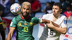 Kamerunský útočník Eric Maxim Choupo-Moting (vlevo) a Miloš Veljkovič ze Srbska