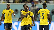 Fotbalisté Ekvádoru se radují z gólu Moisése Caiceda (s íslem 23) proti...