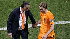 Nizozemský trenér Louis van Gaal (vlevo) a záloník Frankie de Jong, který...