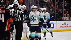 Matty Beniers slaví jeden ze svých gól� v NHL.