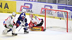 Obránce Pardubic David Musil marn� stíhá rychlého úto�níka Komety Jakuba Fleka,...