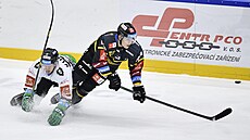 Mladoboleslavský útoník Pavel Kousal v souboji s forvardem Michalem Gutem z...