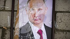 Rozbitý portrét ruského prezidenta Vladimira Putina ležící na ulici v Chersonu... | na serveru Lidovky.cz | aktuální zprávy