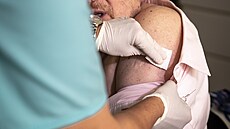 Ministr zdravotnictví Vlastimil Válek (TOP 09) se nechal nao�kovat vakcínou...