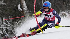 Amerianka Mikaela Shiffrinová na trati slalomu v Killingtonu