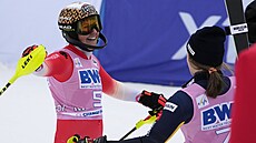 Švýcarka Wendy Holdenerová (vlevo) a Švédka Anna Swennová Larssonová se radují...