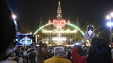 Lidé si fotografují osvtlení tradiního vídeského vánoního trhu Wiener...